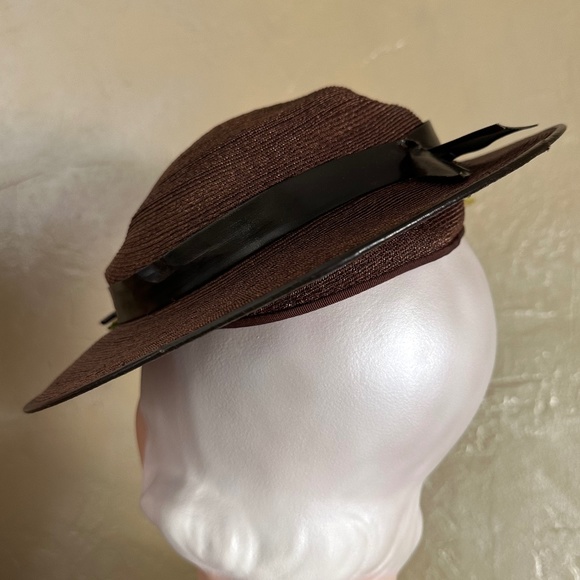 CHARMING 1940S\' BROWN STRAW FEDORA WITH LACQUERED FEATHERS + QUILLS main image 7